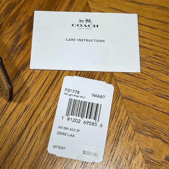 NEW WITH TAGS COACH SIGNATURE WITH DAISY BUNDLE PRINT ACCORDION ZIP WALLET - Picture 15 of 15